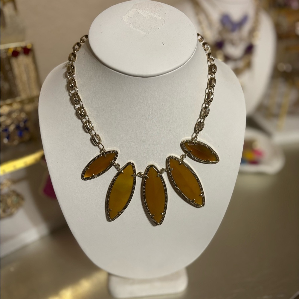 Kendra Scott | Joan necklace in banana jade yellow and gold
